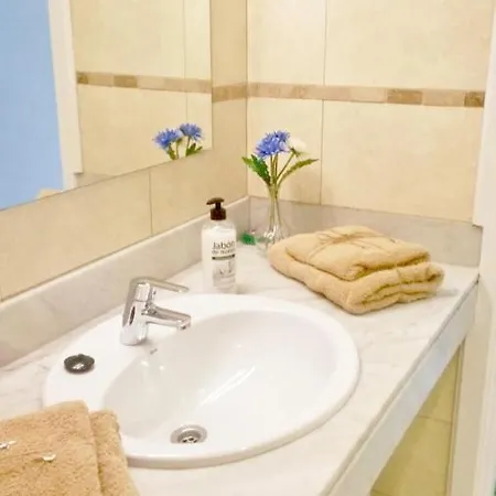 Central Apartment Ocean Breeze *